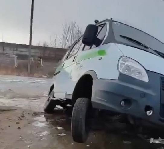 Колесами в яме: скорая попала в «ловушку» на дороге