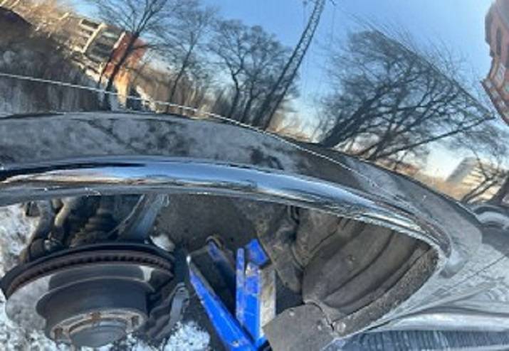 «Это беспредел»: неизвестный придал «другой» вид припаркованному Land Cruiser