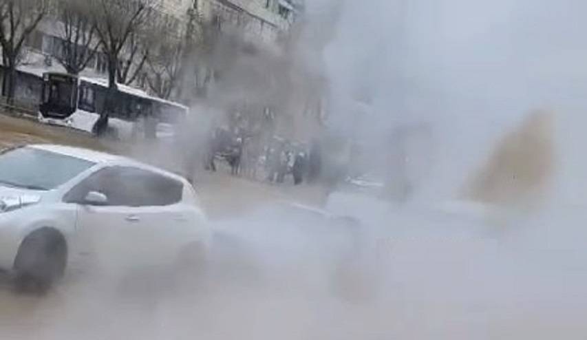 «Авария, порыв на трубопроводе»: камни летят в авто, вода топит улицу Русскую «Авария, порыв на трубопроводе»: камни летят в авто, вода топит улицу Русскую