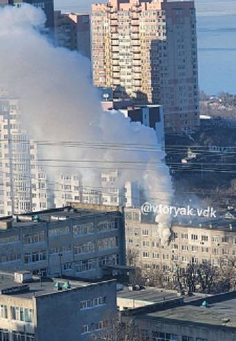 Людей эвакуируют: пламенем объято общежитие у школы во Владивостоке