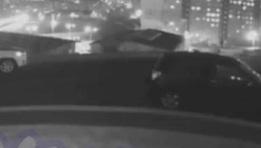 Часть дороги обрушилась в котлован стройки во Владивостоке Часть дороги обрушилась в котлован стройки во Владивостоке
