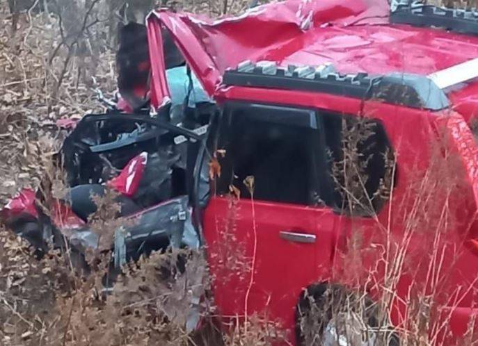 Легковой автомобиль врезался в грузовик с овощами и улетел в кювет в Приморье Легковой автомобиль врезался в грузовик с овощами и улетел в кювет в Приморье