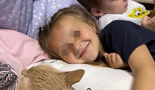"У нее теперь очень взрослые глаза": как живет девочка, потерявшая родителей в жутком ДТП?