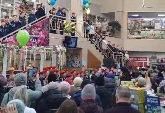 Яркий флешмоб устроили кадеты в одном из торговых центров Приморья