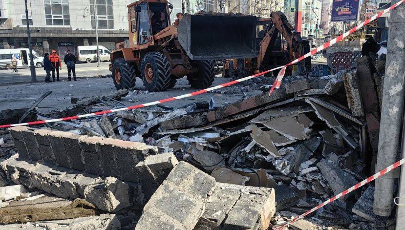 "Только кучи мусора": здание снесли в центре Владивостока