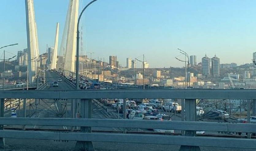 Авария сковала движение на Золотом мосту