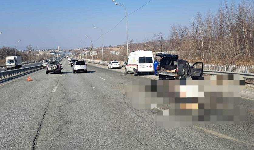 Бетонные плиты выпали из двигающейся фуры: есть погибшие и пострадавшие