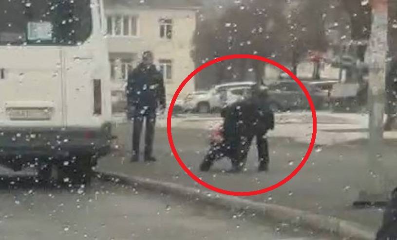 «Бои без правил» устроили водители двух пассажирских автобусов (видео)