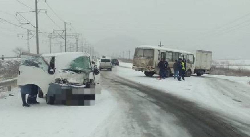 Автобус в пассажирами на «встречке»: подробности массового ДТП