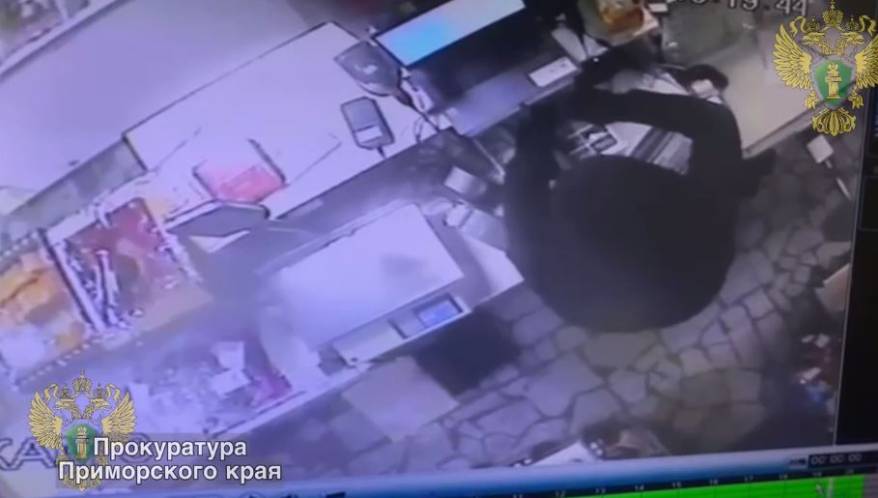 Налетчика на магазин в Приморье заключили под стражу