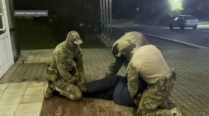 Во Владивостоке задержали судебного пристава и сотрудника унитарного предприятия Во Владивостоке задержали судебного пристава и сотрудника унитарного предприятия
