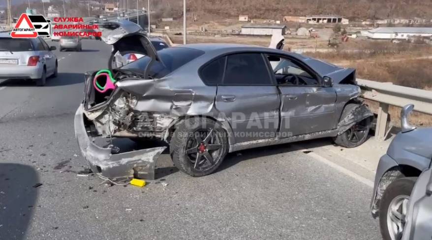 Во Владивостоке Subaru Legacy "размотался" о леера