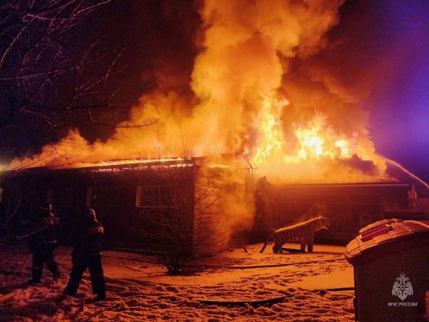 Крупный пожар вспыхнул в частном владении в Приморье - загорелась сауна и спортзал