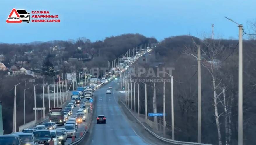 Многокилометровая пробка сковала федеральную трассу в Приморье