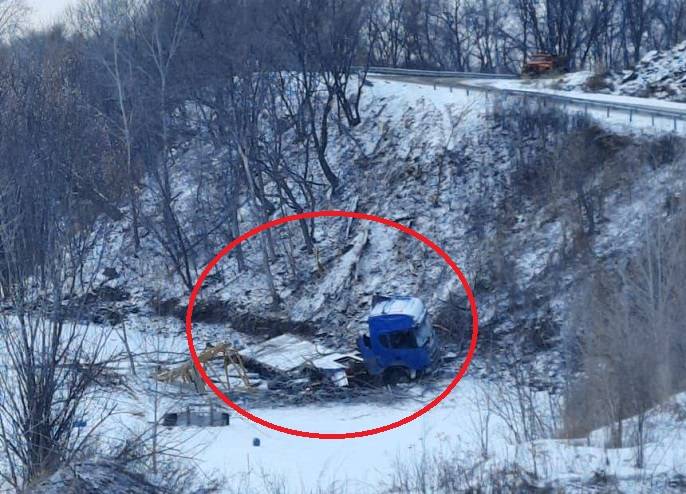 Большегруз улетел в реку на перевале Большегруз улетел в реку на перевале