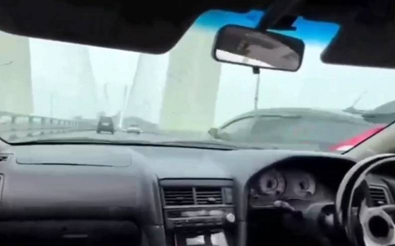 Стритрейсер вышел «на тропу войны» с ГИБДД (видео) Стритрейсер вышел «на тропу войны» с ГИБДД (видео)