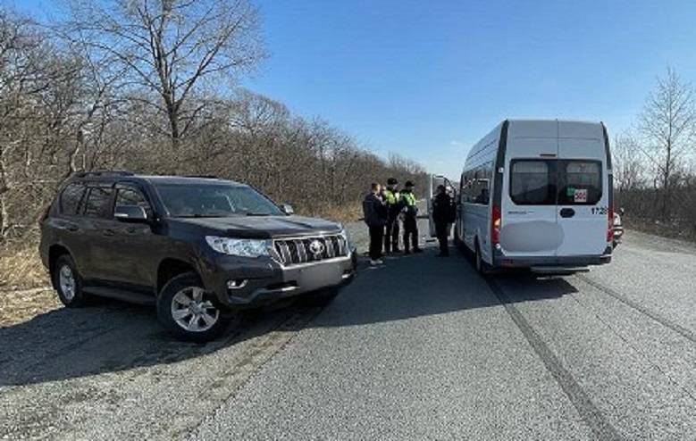 Land Cruiser и маршрутка не поделили дорогу