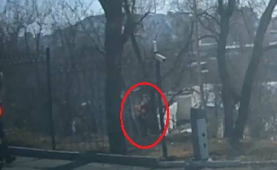 Человек едва заживо не сгорел на глазах у жителей Владивостока