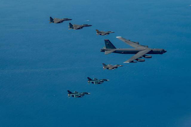 "Будет сложно выжить": американские B-52 с боезарядом замечены вблизи Приморья "Будет сложно выжить": американские B-52 с боезарядом замечены вблизи Приморья