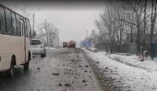 Разгрузился на дорогу: большегруз устроил жесткий "квест" для автолюбителей в Приморье