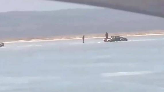 "Шлеп и готово": несколько автомобилей один за другим ушли под лед в Приморье