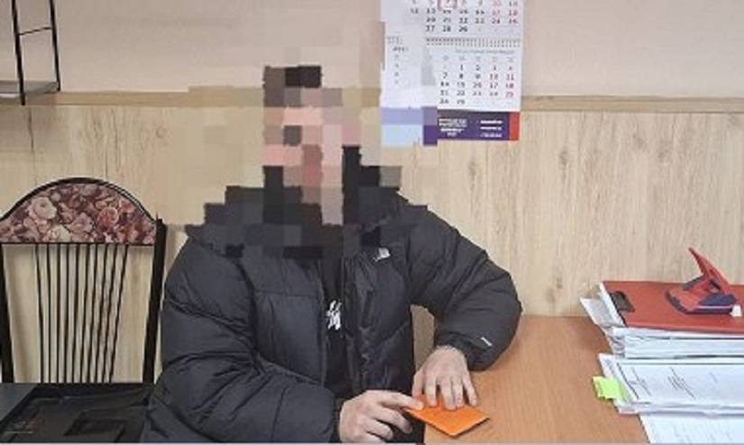 Курьера телефонных мошенников «заковали» в наручники