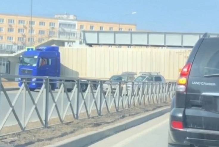 Фура перекрыла дорогу во Владивостоке Фура перекрыла дорогу во Владивостоке