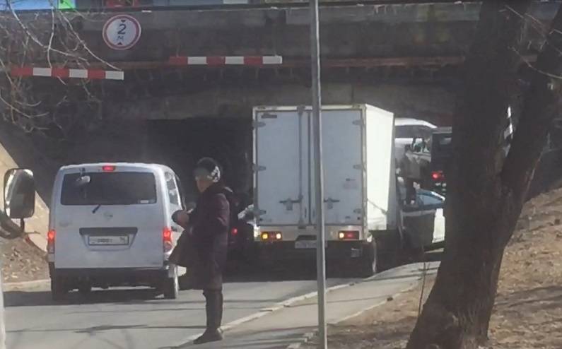 Грузовик застрял под мостом: образовалась пробка