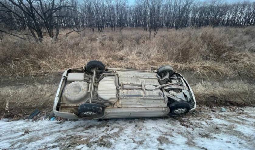 Дама «завалила» авто в кювет на трассе в Приморье Дама «завалила» авто в кювет на трассе в Приморье