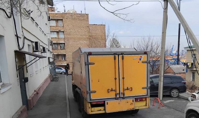 Спецмашина переехала мужчину во Владивостоке