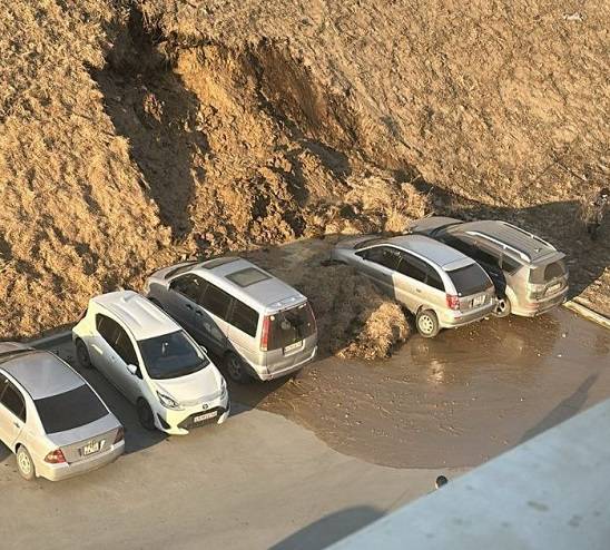 Часть косогора смыло на автомобили во Владивостоке Часть косогора смыло на автомобили во Владивостоке