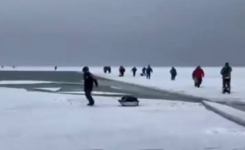 «Оторвало льдину»: рыбаки спасаются бегством (видео)