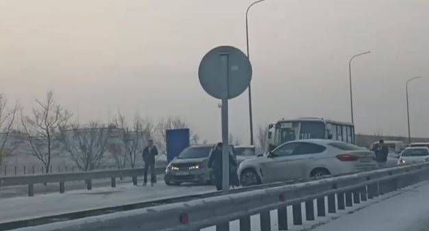 Гигантская пробка: важная трасса оказалась заблокирована из-за ДТП в Приморье