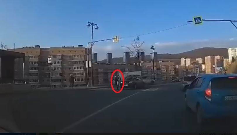 "В рубашке родилась": девушка со стальными нервами шокировала водителей во Владивостоке "В рубашке родилась": девушка со стальными нервами шокировала водителей во Владивостоке