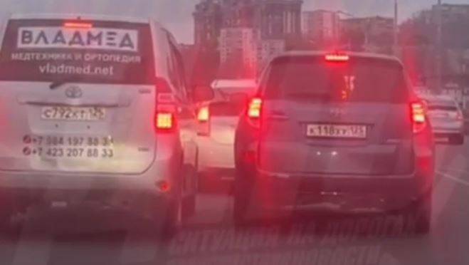Кто из них "редиска"?: дорожный конфликт между водителями привел к ДТП во  Владивостоке
