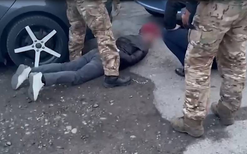 «Наручники, лицом в пол»: представителя ОПГ задержали при попытке скрыться