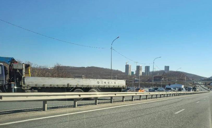 Длинномер заблокировал трассу Седанка — Патрокл