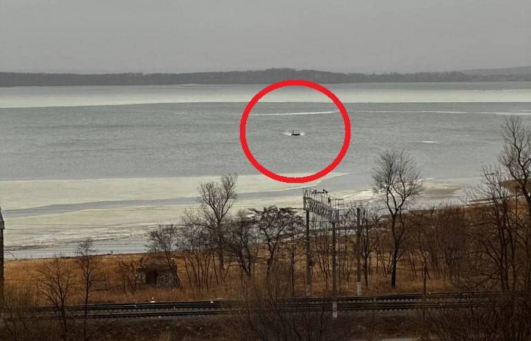 Двух человек сняли со льдины во Владивостоке