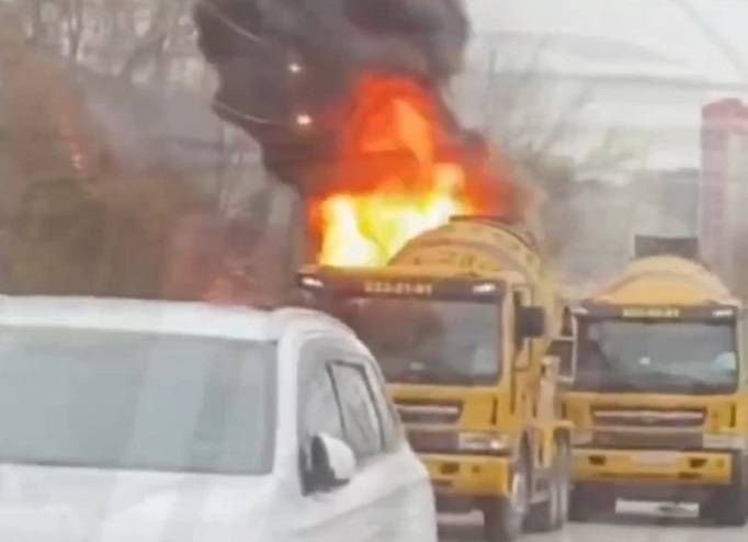 Фура вспыхнула в потоке машин: движение фактически перекрыто Фура вспыхнула в потоке машин: движение фактически перекрыто