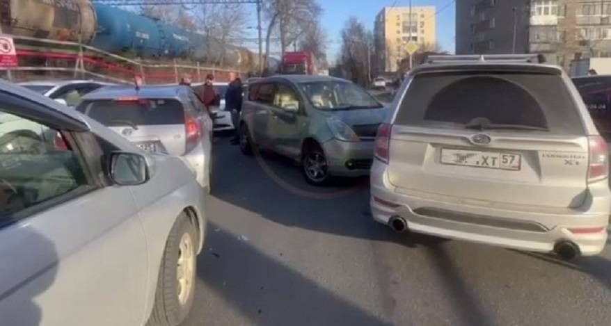 Массовое ДТП во Владивостоке: повреждения получили шесть авто Массовое ДТП во Владивостоке: повреждения получили шесть авто