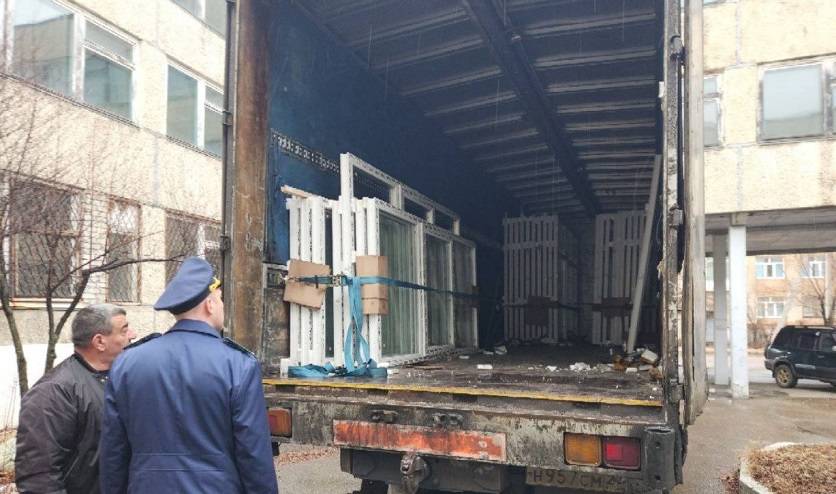 Упавшее окно лишило жизни рабочего