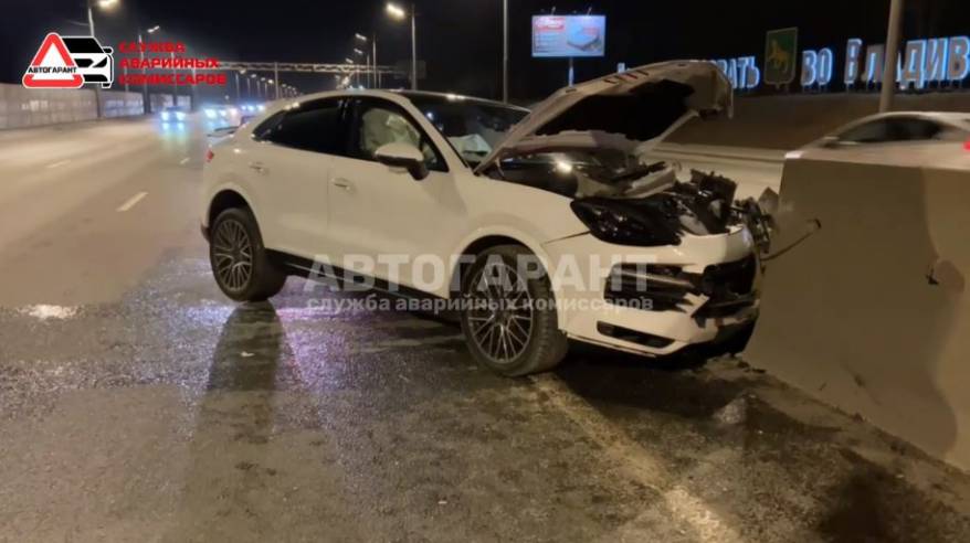 Элитный кроссовер влетел в бетонный отбойник во Владивостоке
