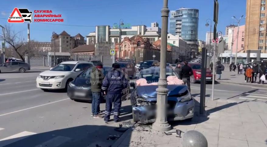 "Вот чудак, разбил чужого "Субаря": жесткое ДТП случилось в центре Владивостока