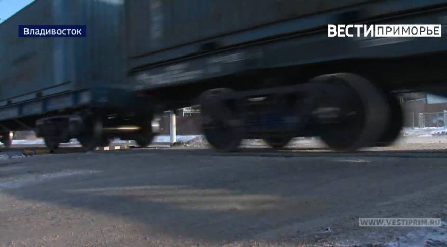 Во Владивостоке поезд столкнулся с легковушкой