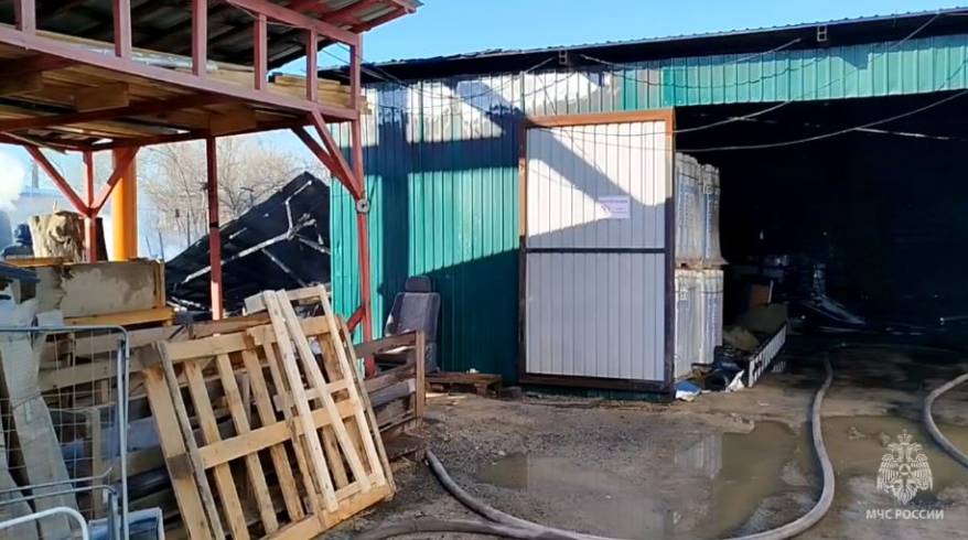 Ликвидирован крупный пожар на складе стройматериалов в Приморье