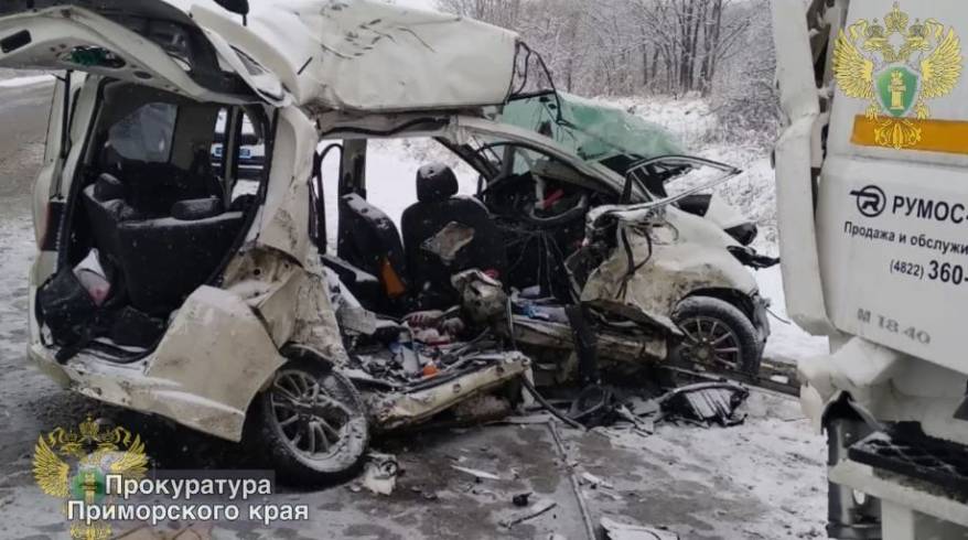 Женщина и двое детей погибли в страшном ДТП в Приморье: еще один ребенок - в реанимации