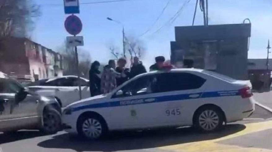 «Кричала и вырывалась»: жесткое задержание дамы провели на парковке у ТЦ