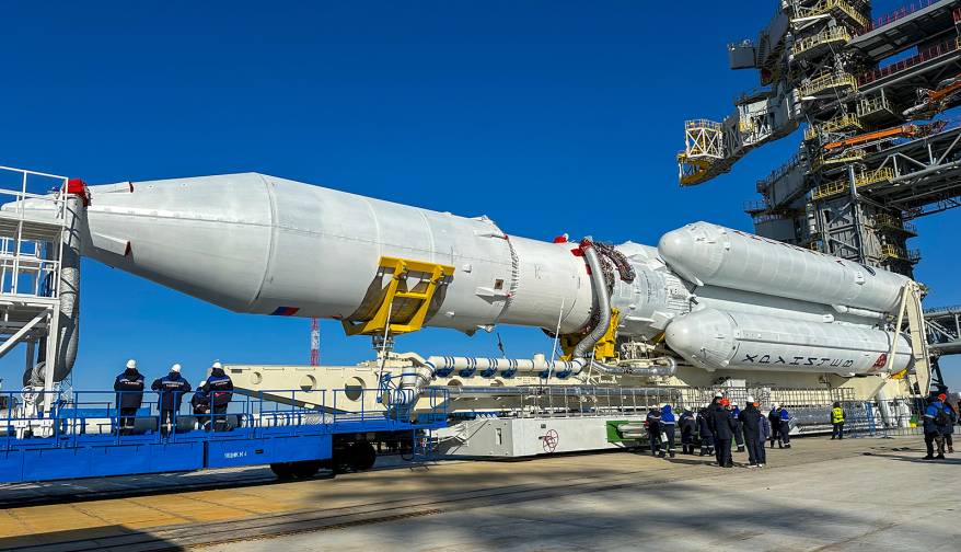 На космодроме Восточный ракета «Ангара-А5» вывезена на стартовый комплекс