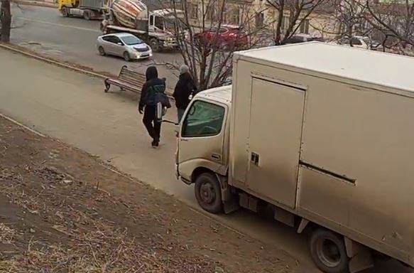 "Наглость зашкаливает": ситуация по дороге к известному ТЦ возмущает приморцев