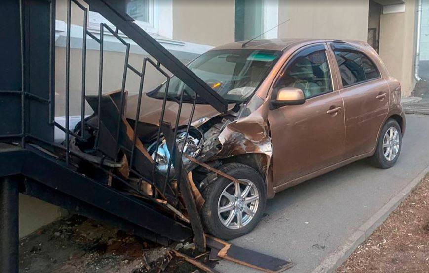 По лестнице на автомобиле: курьезное ДТП устроила автоледи во Владивостоке По лестнице на автомобиле: курьезное ДТП устроила автоледи во Владивостоке